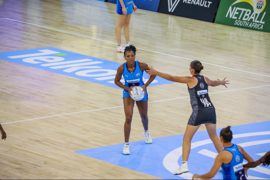 Entle Futshane in her Southern Stings bib passing the ball during a Telkom Netball League match