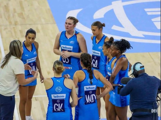 A coach speaking to Southern Stings players during a Telkom Netball League match